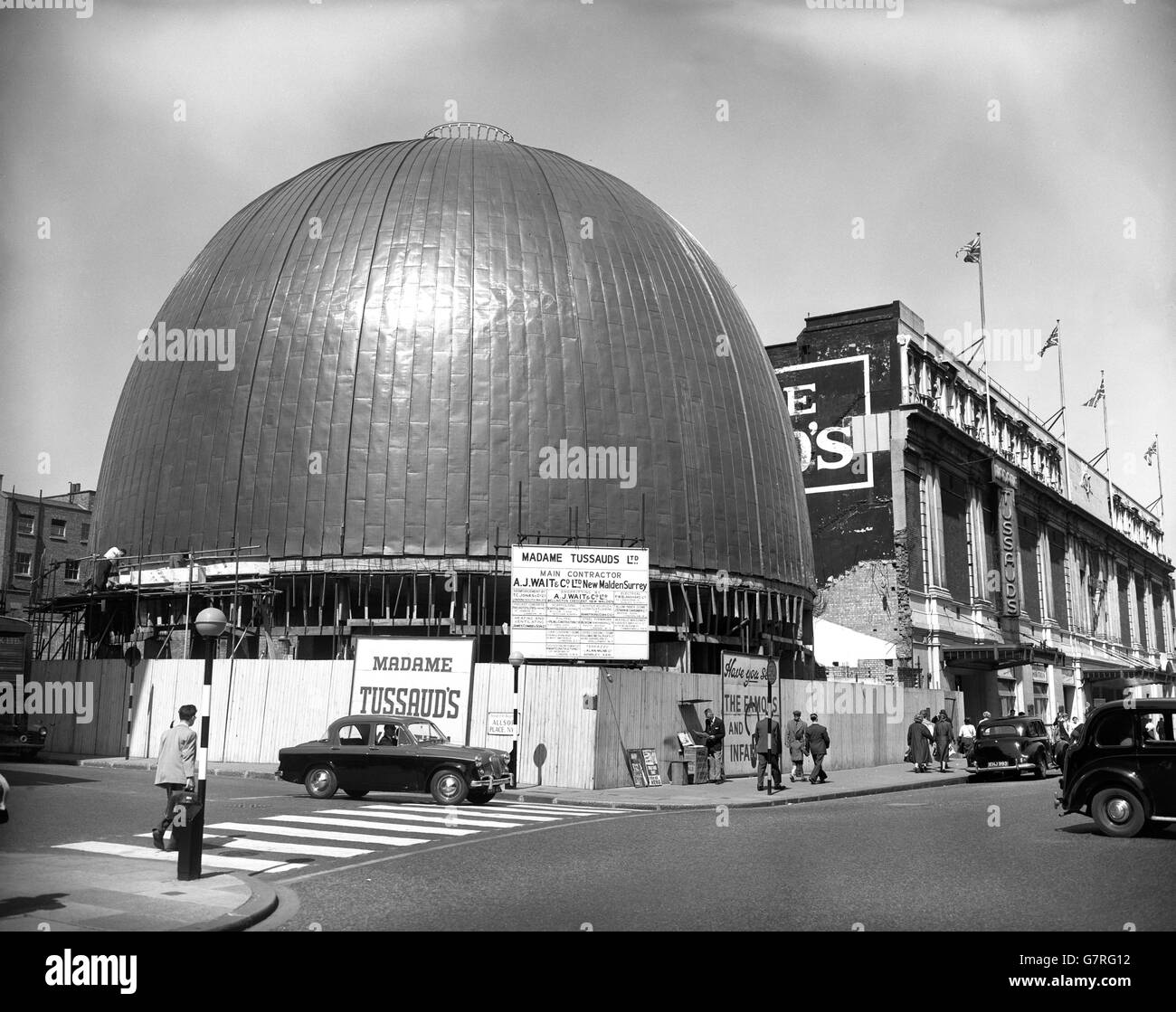 Une immense ruche s'élève sur un site bombardé à côté de l'exposition de cire de Madame Tussaud à Marylebone Road, Londres. À l'automne, il sera le premier planétarium de Grande-Bretagne et du Commonwealth. Une fois ouvert, les visiteurs pourront voir les mouvements des étoiles et des planètes projetés sur le plafond du dôme par un équipement optique, qui est maintenant réalisé aux œuvres de Zeiss à Oberkochen, en Allemagne de l'Ouest. Le planétarium est en cours de construction pour Tussaud et son ouverture marquera le bicentenaire de l'exposition. Le dôme mesure 73 pieds de diamètre. À l'intérieur, il y aura un salon pour 500 personnes. Banque D'Images