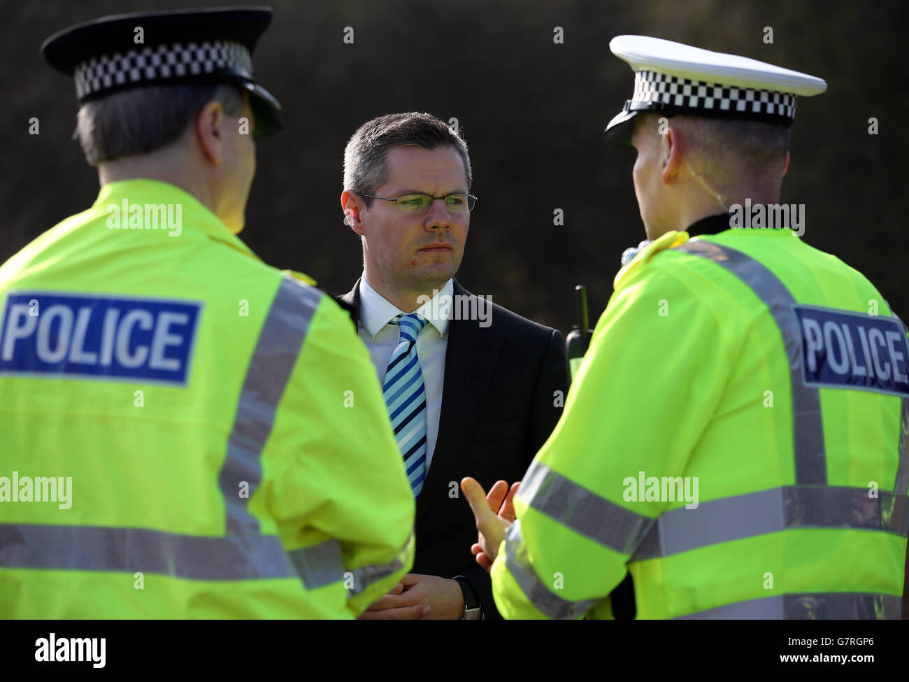 Le gendarme en chef de la police d'Écosse, Sir Stephen House (à gauche), et le ministre des Transports, Derek Mackay (au centre), en visite à l'opération Westlock de Stirling, lorsqu'ils se rendent au point d'inspection des véhicules de l'Agence de normalisation des conducteurs et des véhicules (DVSA) à Craigforth. Banque D'Images