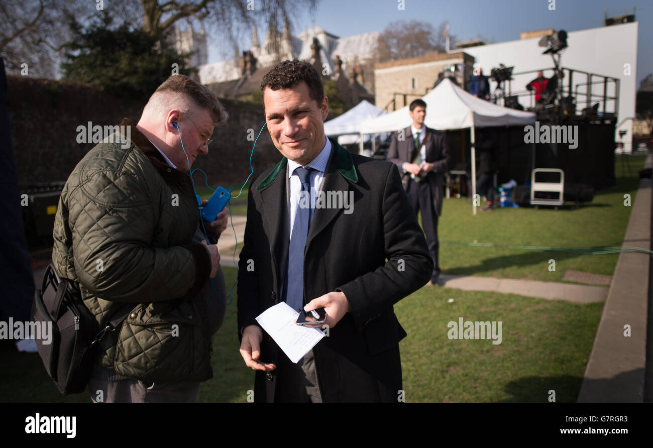 Des journalistes, des politiciens et des manifestants se rassemblent sur Abingdon Green devant le Parlement à Londres à la suite de la déclaration budgétaire du chancelier George Osborne. Banque D'Images