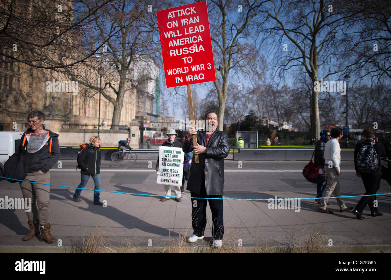 Des journalistes, des politiciens et des manifestants se rassemblent sur Abingdon Green devant le Parlement à Londres à la suite de la déclaration budgétaire du chancelier George Osborne. Banque D'Images