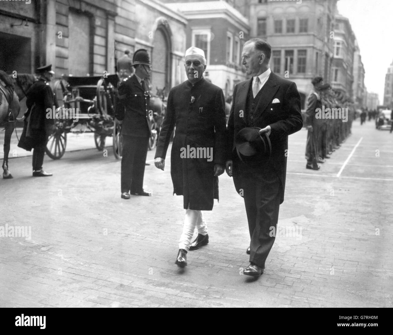 Pandit Jawaharlal Nehru, premier ministre indien, après avoir inspecté une garde d'honneur fournie par le 290 Field Regiment, RA, City of London TA, à son arrivée au Guildhall pour recevoir la liberté de la ville de Londres. M. Sidney George Holland, Premier ministre néo-zélandais, a également reçu la liberté lors de la cérémonie. Les deux premiers ministres sont venus à Londres pour la conférence des premiers ministres du Commonwealth. Banque D'Images