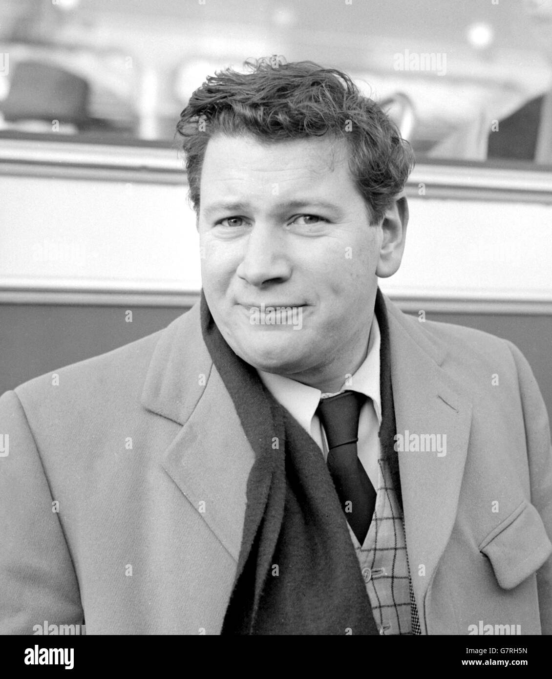 Divertissement - Peter Ustinov - aéroport de Londres.L'acteur Peter Ustinov à l'aéroport de Londres, sur son chemin vers Paris. Banque D'Images