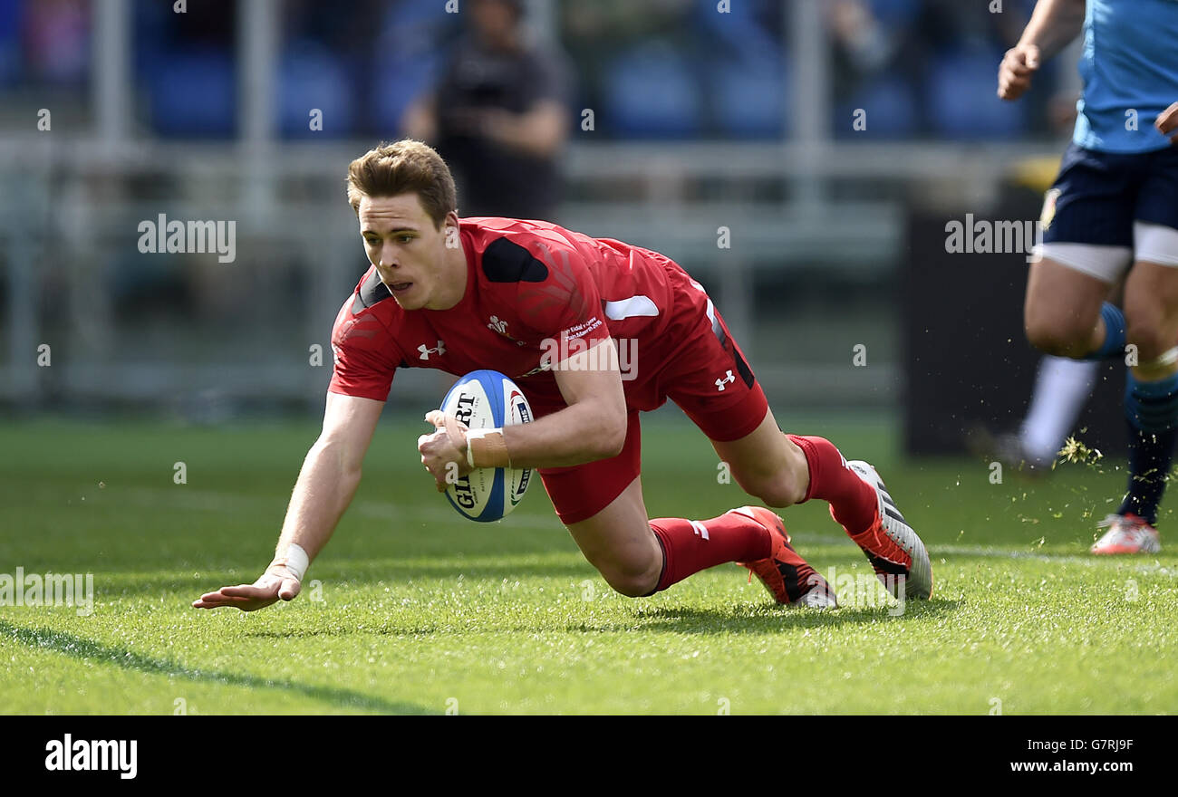 Liam Williams, au pays de Galles, marque la deuxième tentative de son côté lors du match des six Nations RBS 2015 au Stadio Olympico, Rome, Italie. Banque D'Images