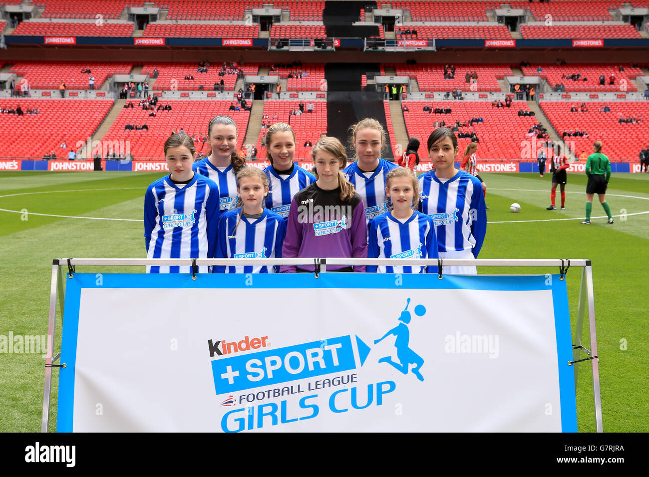 Northfield School & Sports College représentant Hartlepool pose pour un Photo avant la finale de la coupe pour filles de la Kinder+Sport football League Banque D'Images