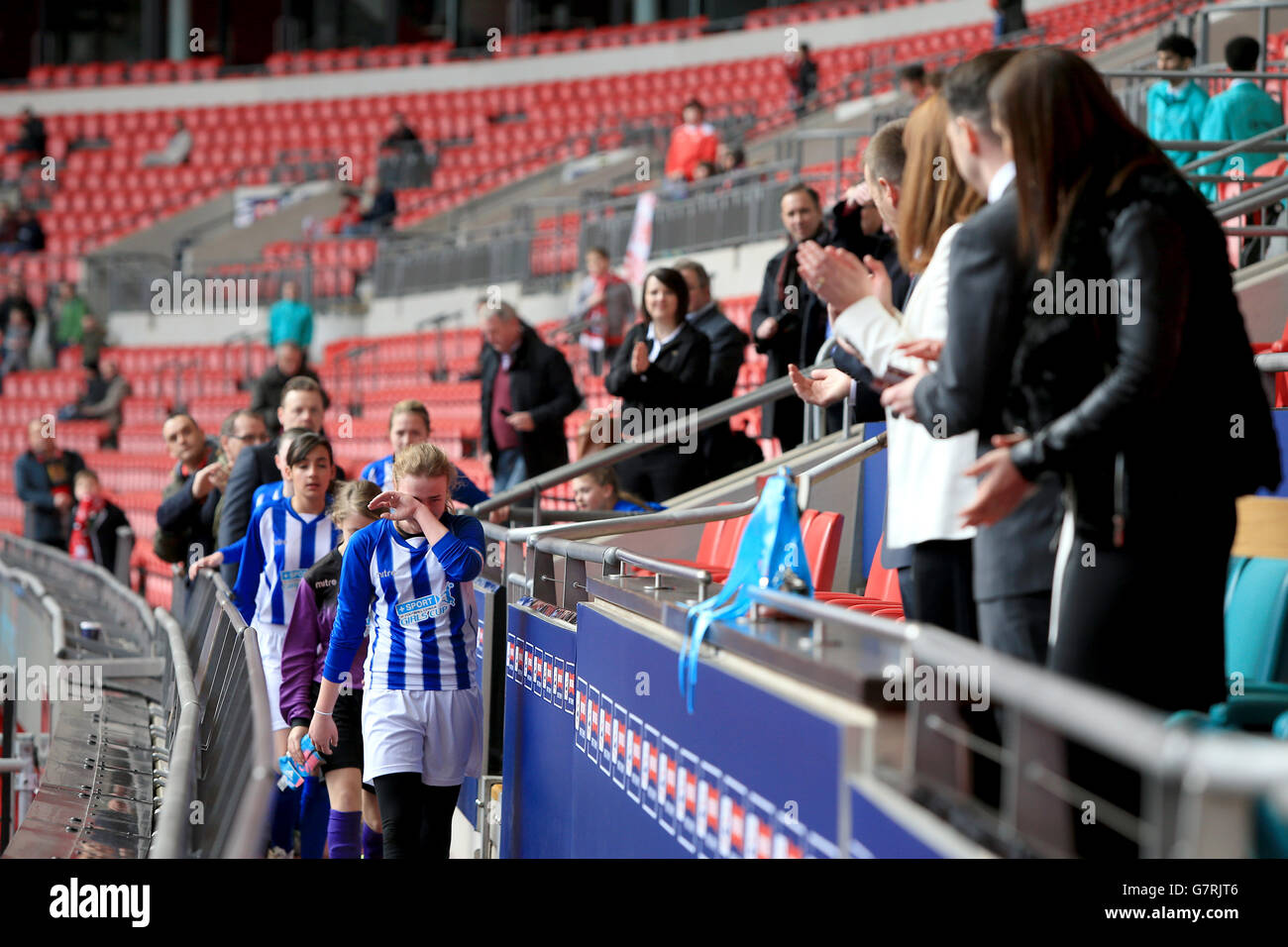 Northfield School & Sports College représentant Hartlepool sont abandonnés Alors qu'ils reçoivent leurs gagnants suivants le Kinder+Sport Finale de la coupe des filles de la Ligue de football Banque D'Images