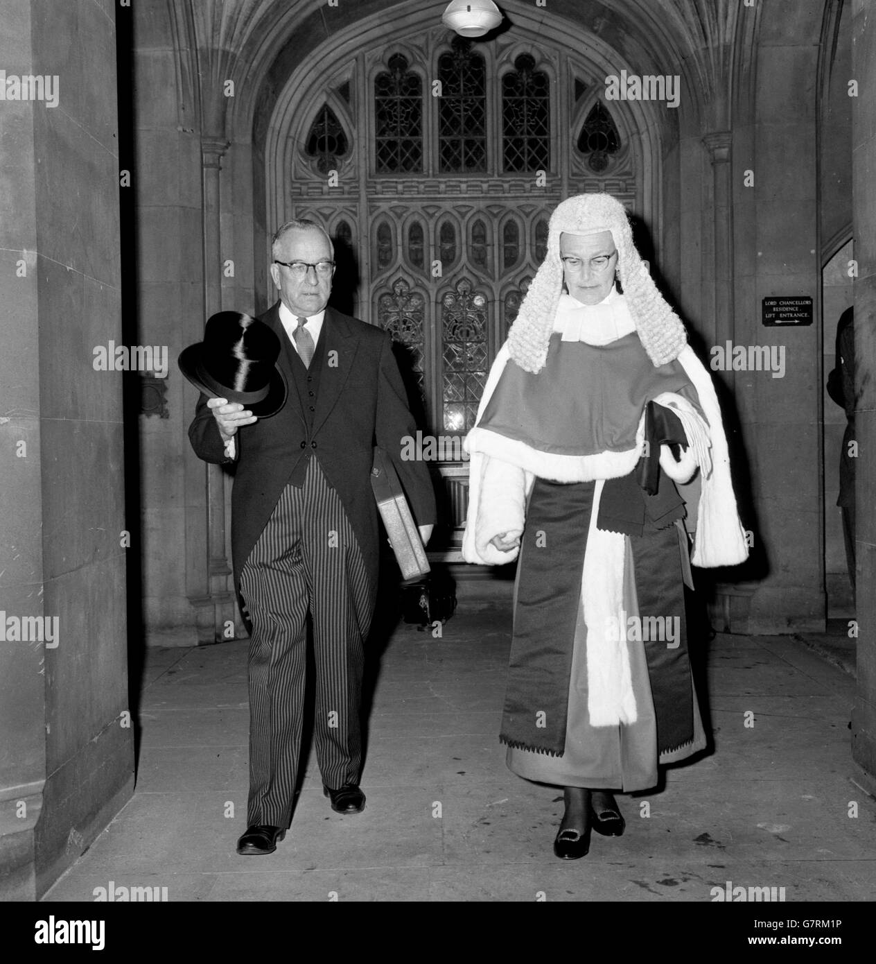 Dame Elizabeth Lane, la première femme à devenir juge de la haute Cour,  dans sa perruque et ses robes alors qu'elle quitte la Chambre des Lords  avec son greffier après son assermentation