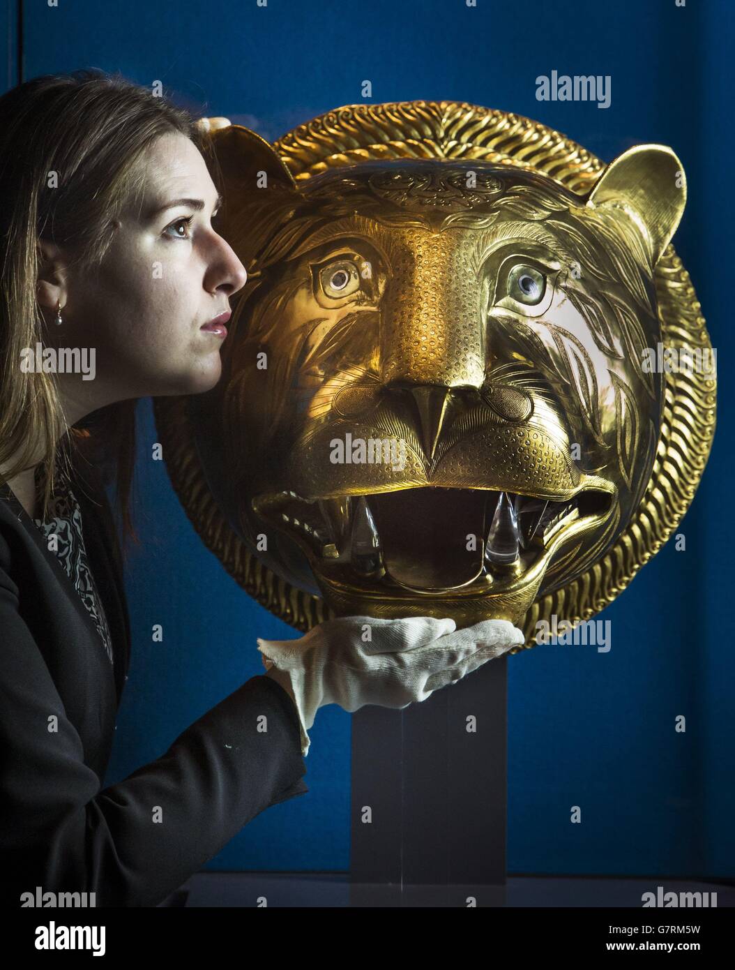 Conservateur d'exposition Lauren porter avec une tête de tigre d'or qui faisait partie du trône de Tipu Sultan (1750-99), dirigeant de Mysore, Inde, qui fait partie de l'exposition d'or à la Galerie de la Reine au Palais de Holyroodhouse à Édimbourg. Banque D'Images
