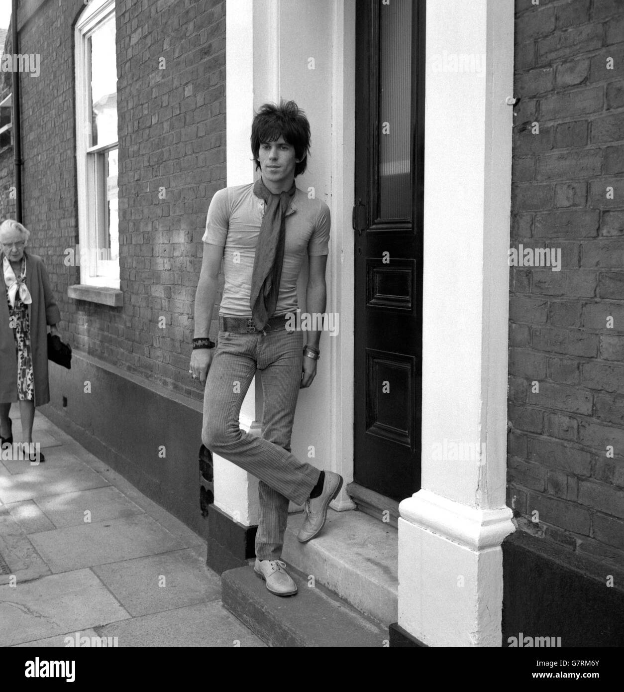 Keith Richards, 23 ans, guitariste en chef avec les Rolling Stones, adopte  une posture non chalante, mais, malgré la publicité qui assistait à son cas,  il ne dessine pas un regard des