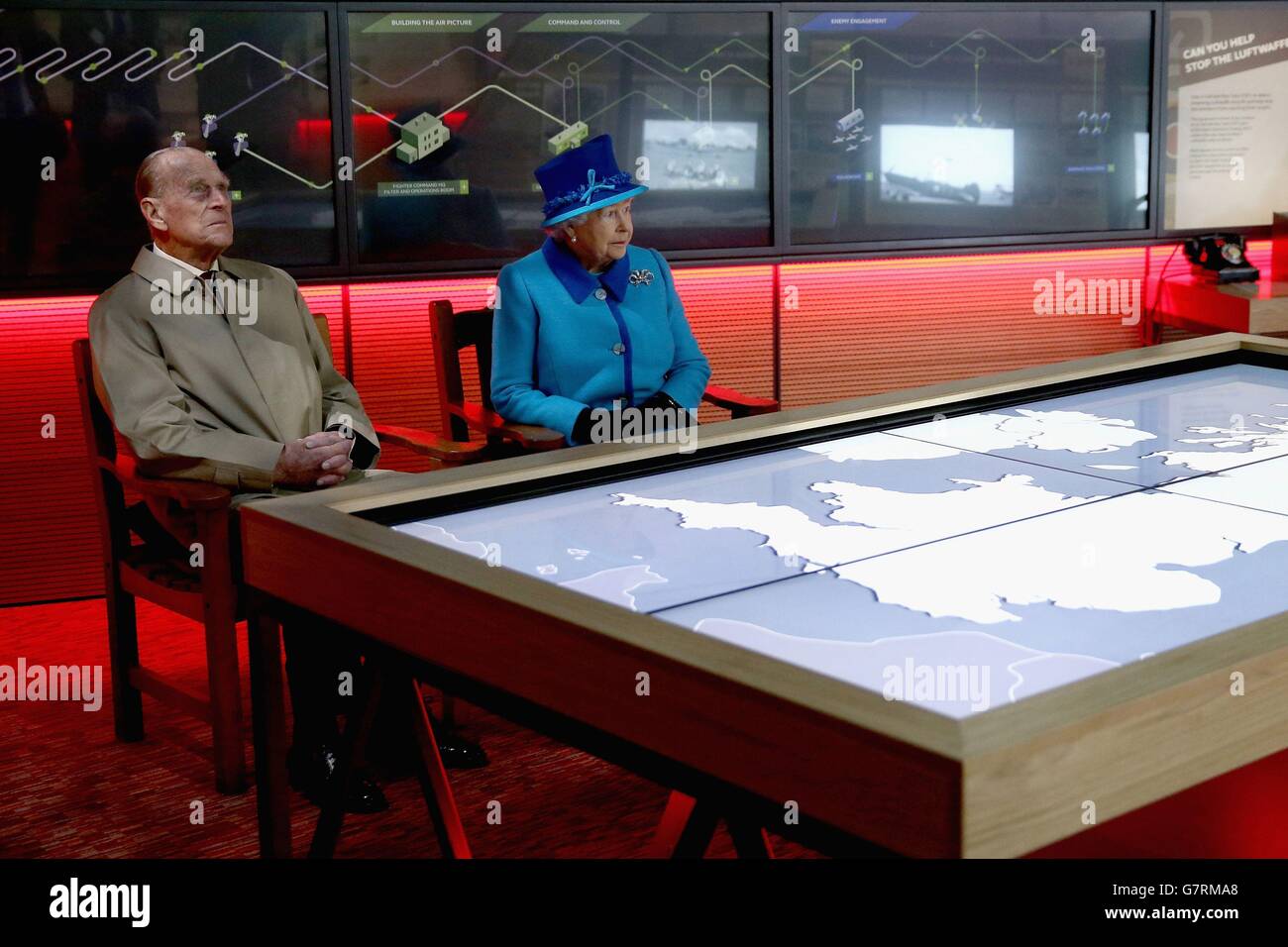 La reine Elizabeth II et le duc d'Édimbourg regardent un court-métrage sur la bataille d'Angleterre alors qu'ils visitent le mémorial national de quelques-uns à Folkestone pour ouvrir une nouvelle aile. Banque D'Images