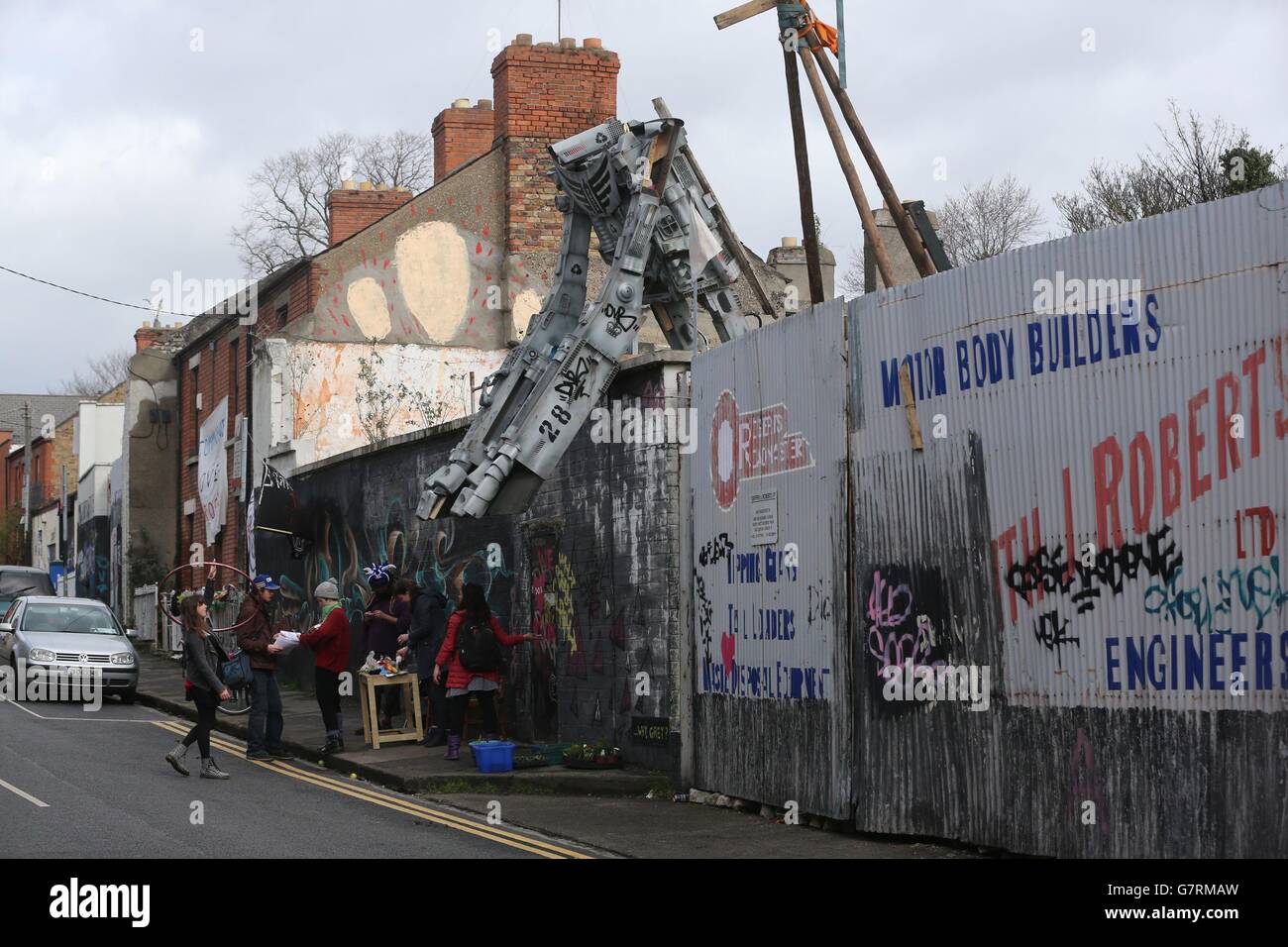 Une sculpture géante de robot est vue comme un groupe de squatters barricade leurs maisons dans la région de Grangegorman de Dublin, les gens vivant au complexe,Qui comprend trois maisons résidentielles ainsi qu'un certain nombre d'entrepôts et une grande cour, a déclaré qu'ils ont renforcé les portes extérieures pour empêcher les agents de sécurité d'entrer sur le site après une tentative d'expulsion lundi. Banque D'Images