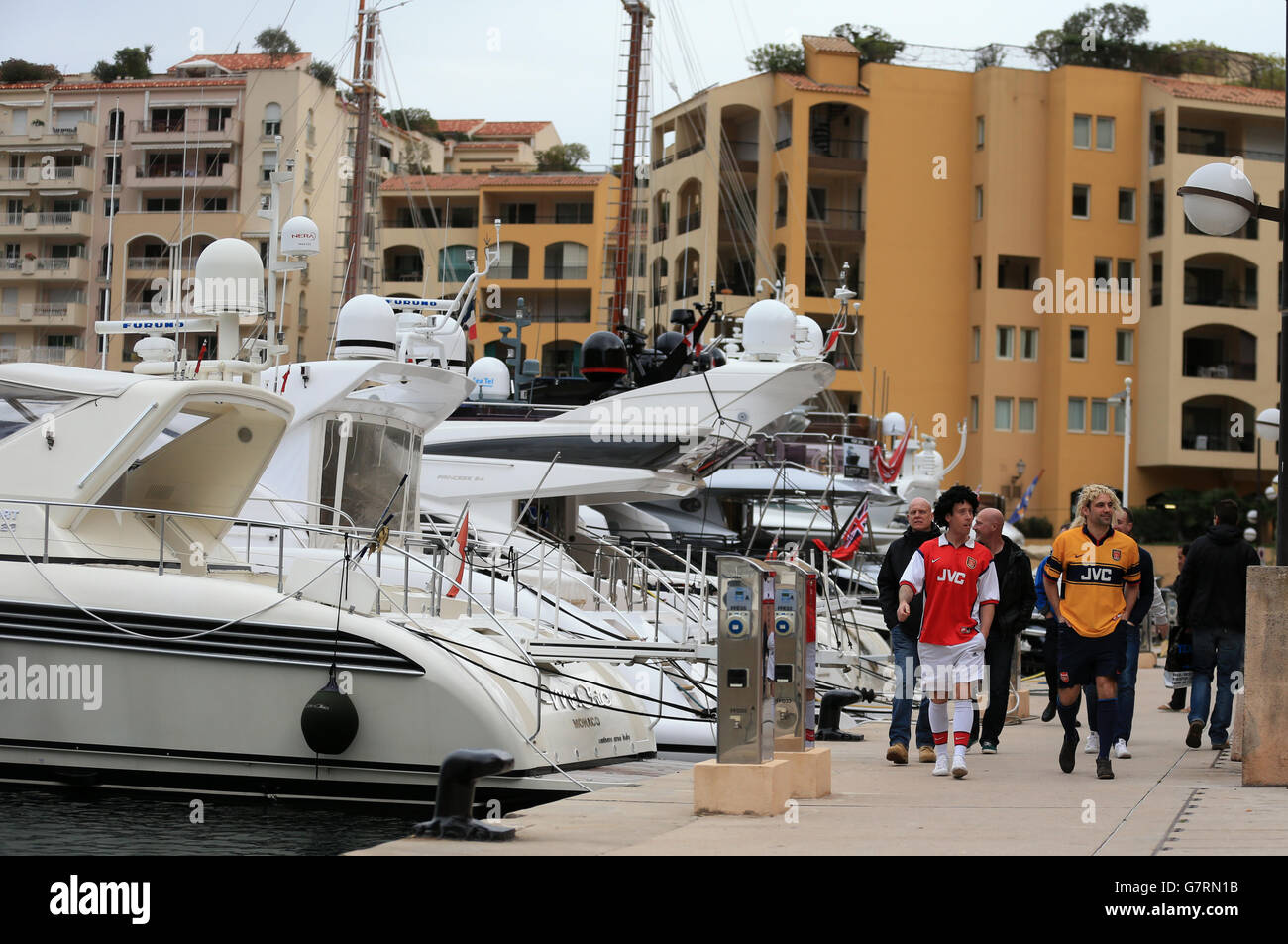 Football - UEFA Champions League - Round de 16 - second Leg - AS Monaco v Arsenal - Stade Louis II Les fans d'Arsenal se promongent près du port Banque D'Images