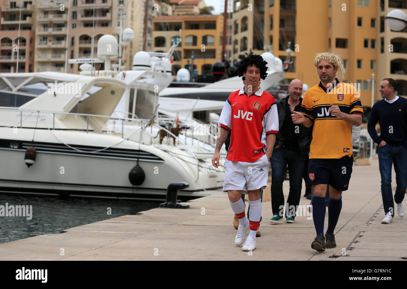 Football - UEFA Champions League - Round de 16 - second Leg - AS Monaco v Arsenal - Stade Louis II Les fans d'Arsenal se promongent près du port Banque D'Images