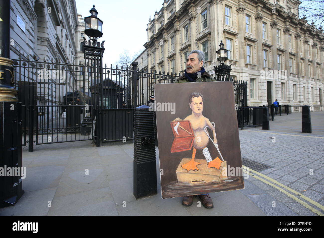 L'artiste satirique Kaya Mar devant Downing Street, Londres, avant que le budget annuel ne soit présenté par le chancelier George Osborne. Banque D'Images