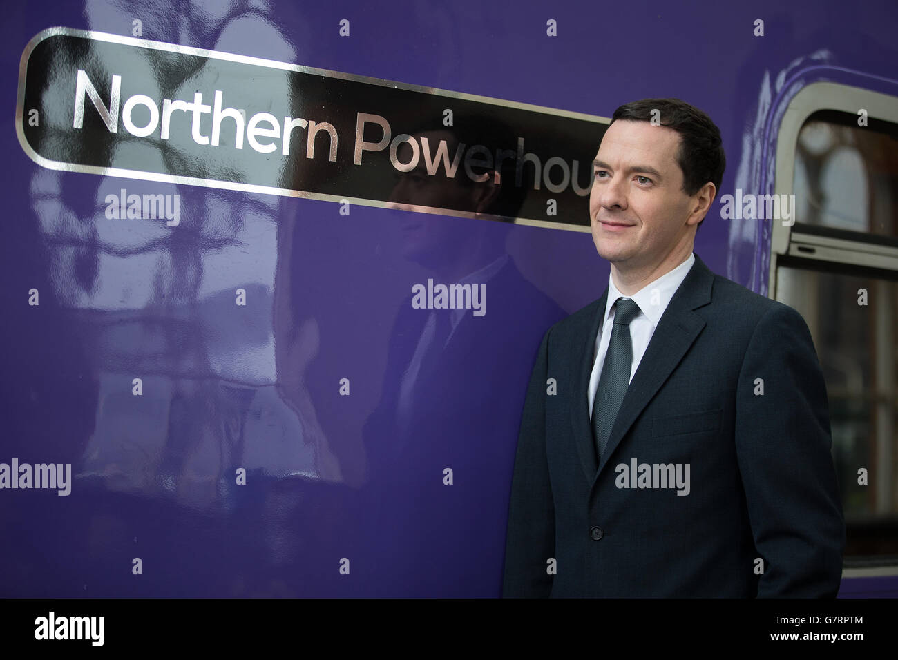 Le chancelier de l’Échiquier George Osborne assiste à la cérémonie de désignation d’un train électrique de classe 319 remis à neuf à la gare de Manchester Piccadilly. Banque D'Images