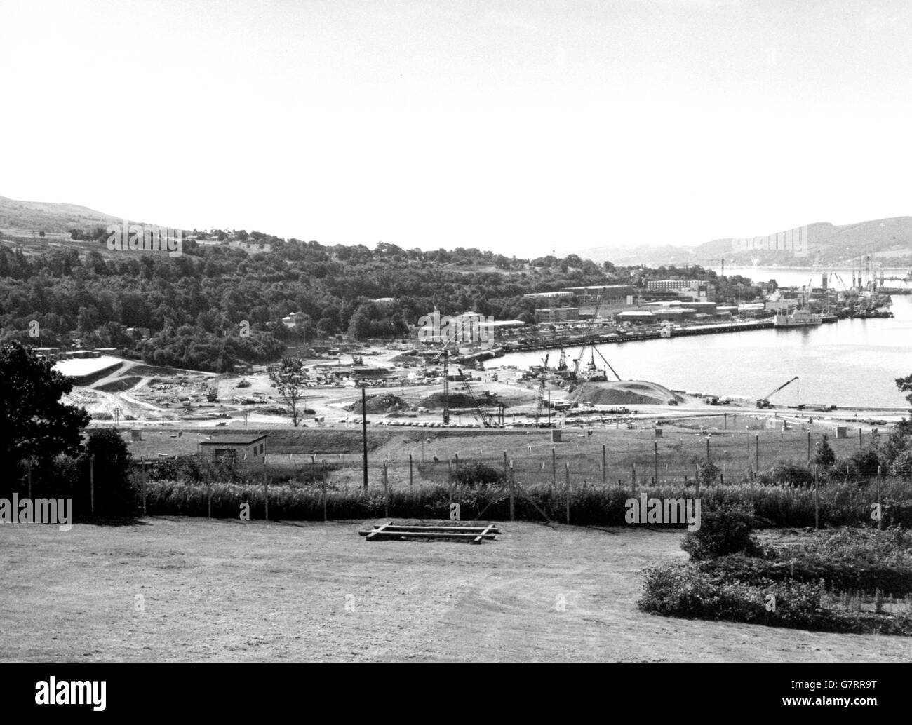 Vue sur la base navale de Faslane, située sur la Gare Loch, Argyll et Bute, en Écosse.Faslane a été construit pour la première fois et utilisé comme base pendant la Seconde Guerre mondialeAu cours des années 1960, le gouvernement britannique a commencé à négocier l'Accord de vente de Polaris avec les États-Unis concernant l'achat d'un système de missiles Polaris pour tirer des armes nucléaires de construction britannique à partir de cinq sous-marins spécialement construits.En fin de compte, seulement quatre ont été construits; HMS Resolution, HMS Repulse, HMS Renown et HMS Revenge.Ces quatre sous-marins étaient basés en permanence à Faslane. Banque D'Images
