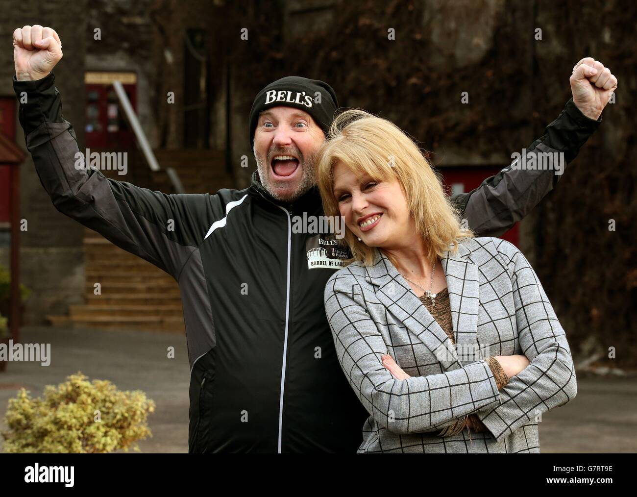 L'actrice Joanna Lumley et le comédien Fred MacAulay à la distillerie Blair Athol dans le Perthshire pour le début du Barrel de Laughs de Bell - un relais de tonneau de 517 miles (832 km) de célébrité pour recueillir de l'argent pour l'aide pour les héros. Banque D'Images