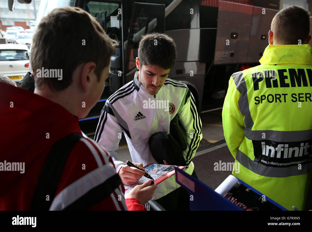 Ryan Flynn, de Sheffield United, signe des autographes pour les fans avant le match de Sky Bet League One à Bramal Lane, Sheffield. Banque D'Images