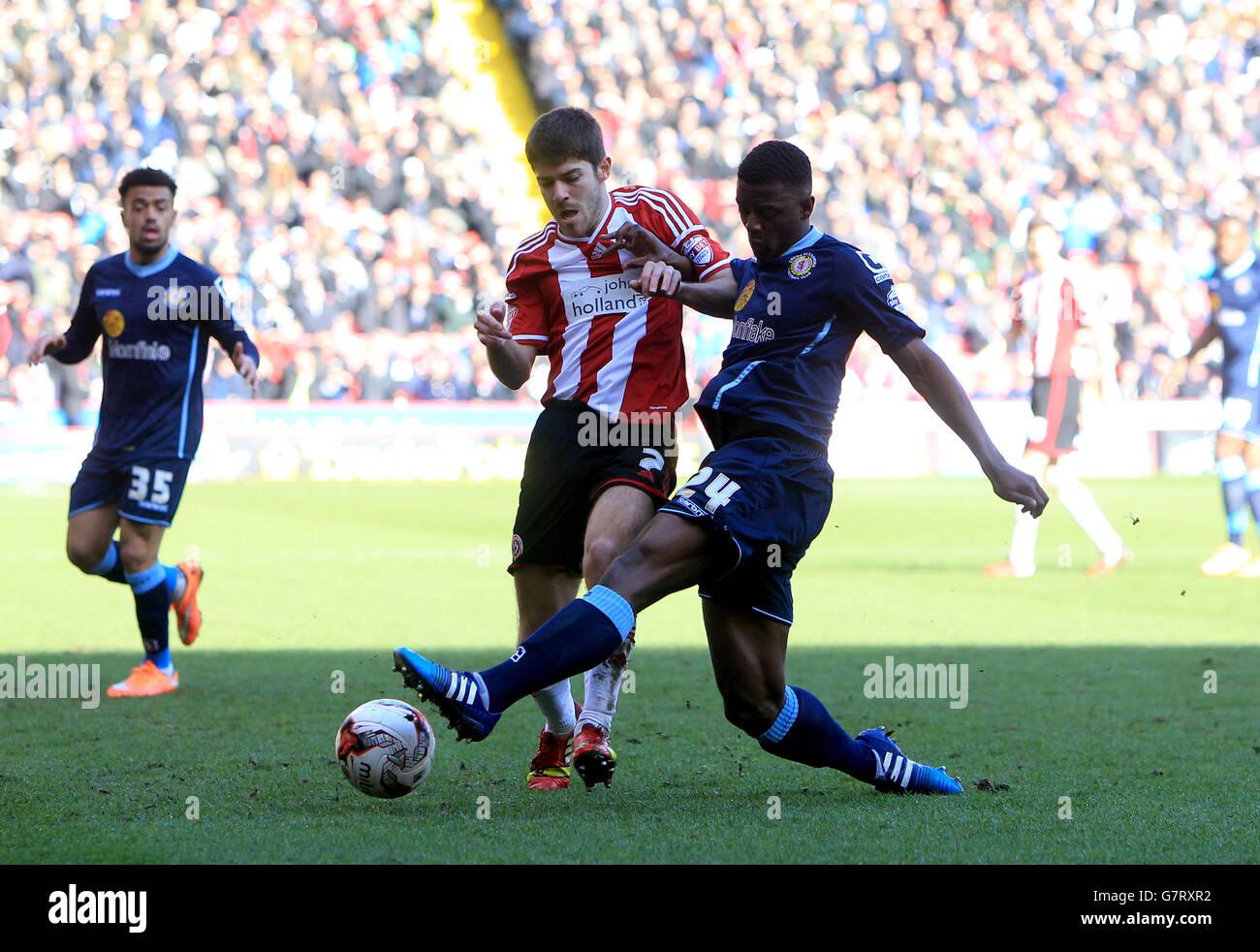 Greg Leigh de Crewe Alexandra (à droite) et Ryan Flynn de Sheffield United se battent pour le ballon lors du match de Sky Bet League One à Bramall Lane, Sheffield. Banque D'Images