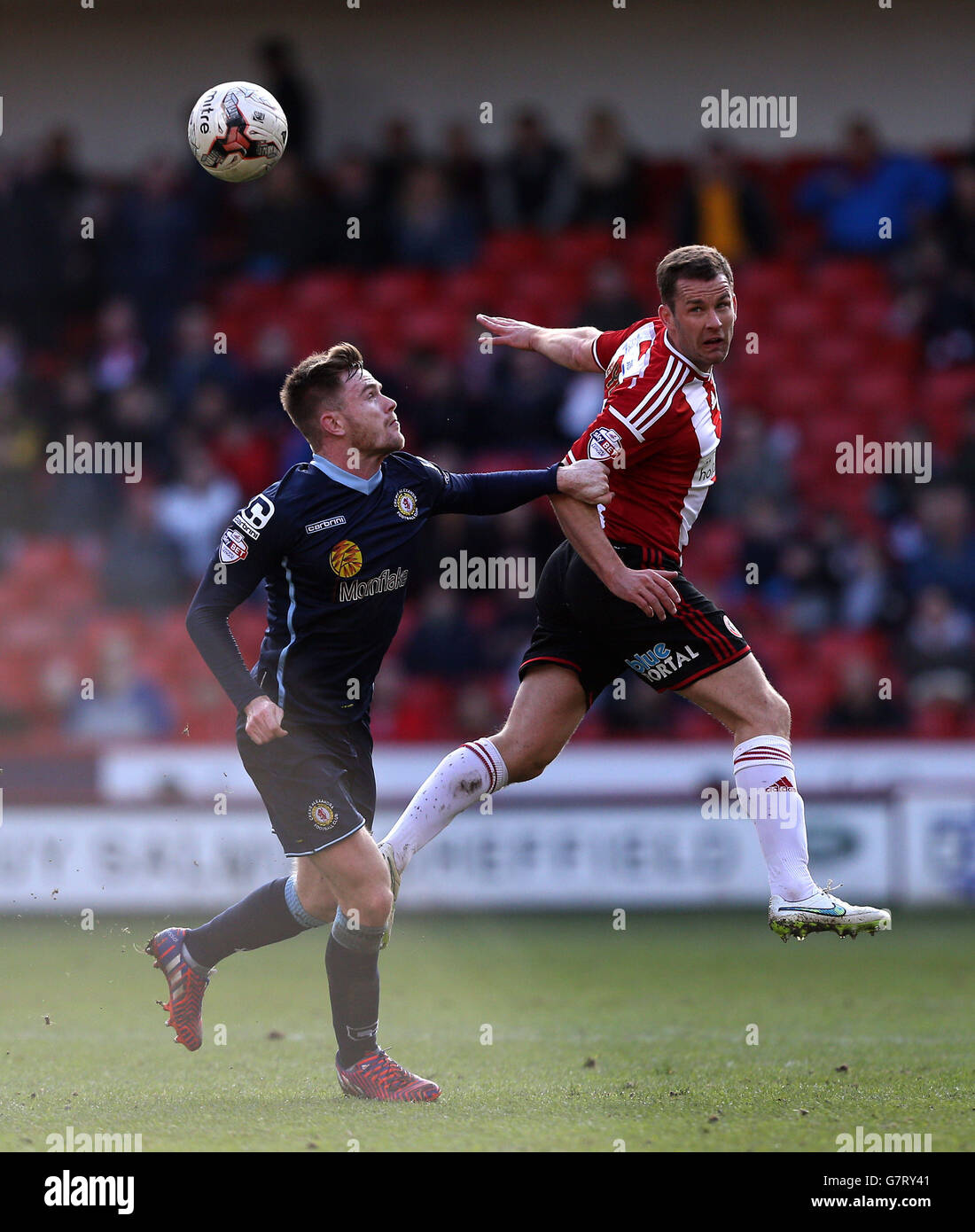 Oliver Turton de Crewe Alexandra (à gauche) et Chris Basham de Sheffield United lors du match de Sky Bet League One à Bramall Lane, Sheffield. Banque D'Images