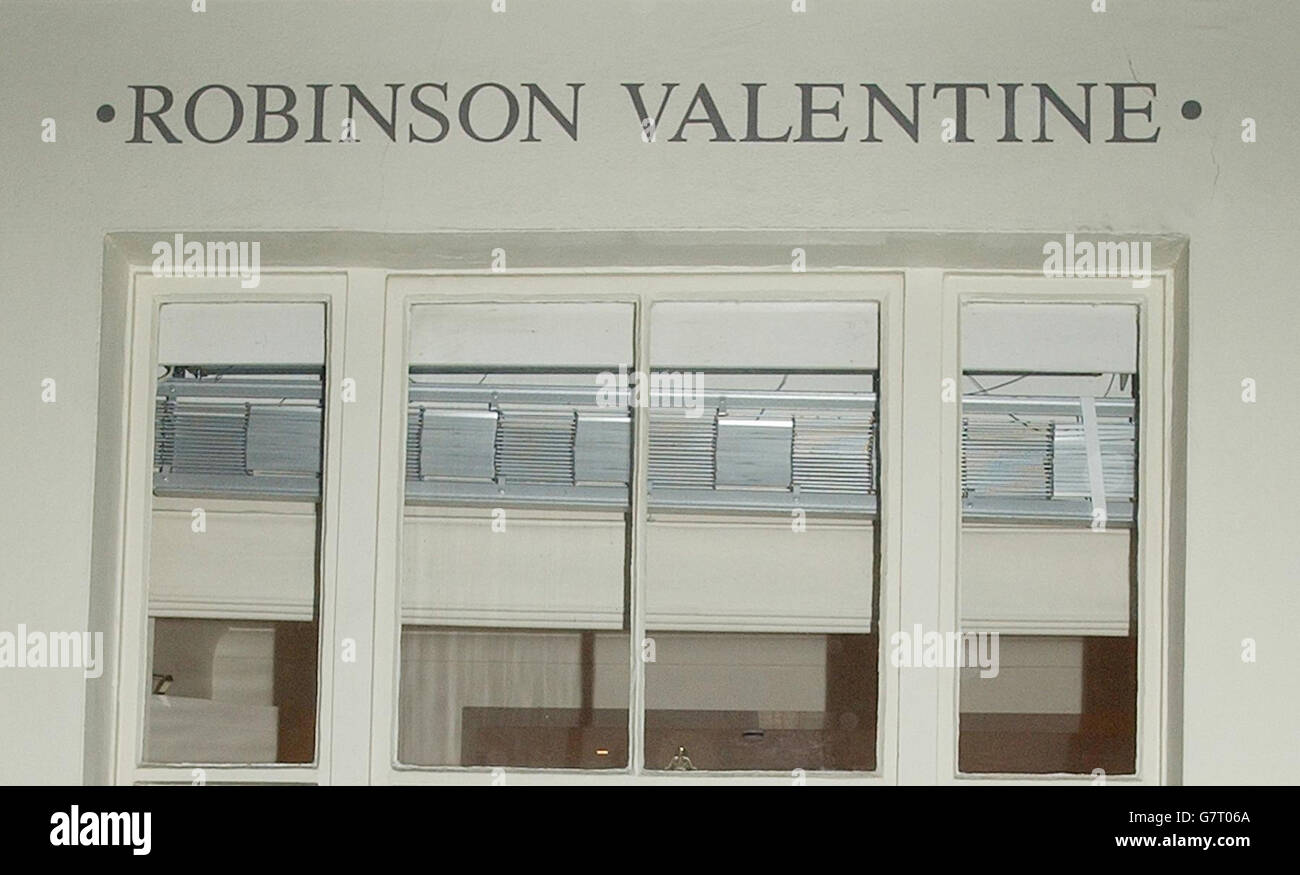 Extérieur de la boutique Robinson Valentine, Londres. La maison de mode Kensington est le favori pour concevoir l'ensemble de mariage Camilla Parker Bowles. Banque D'Images