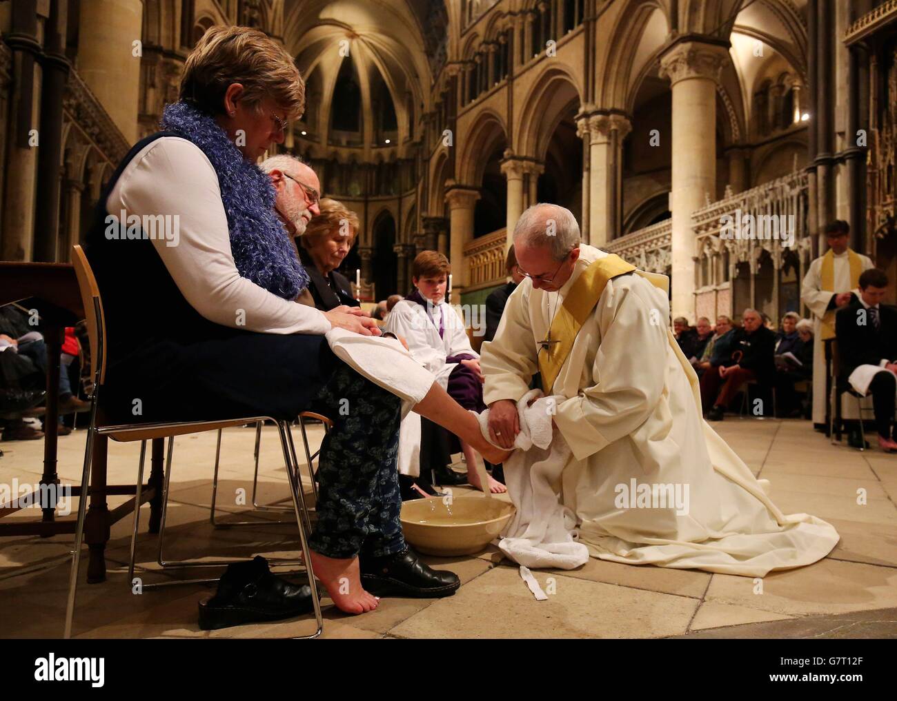 L'archevêque de Canterbury Justin Welby se fête alors qu'elle préside le service du jeudi Maundy à la cathédrale de Canterbury, dans le Kent. Banque D'Images