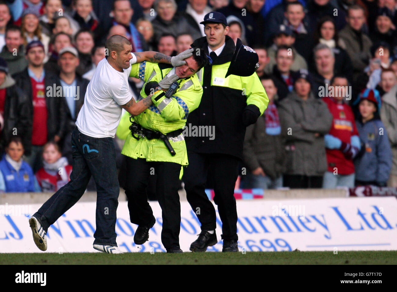 Un fan se bat avec la police après avoir courez sur Le terrain pendant le match de Burnley et Blackburn Rovers Banque D'Images