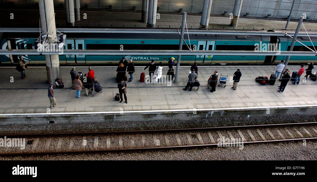 Images de l'aéroport de Stansted.Passagers attendant sur la plate-forme de train à la gare de l'aéroport de Stansted. Banque D'Images