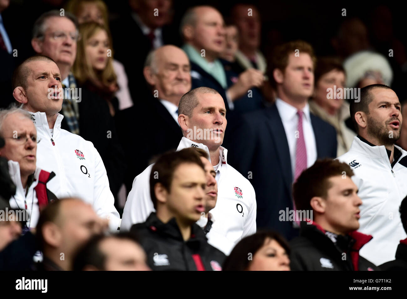 Stuart Lancaster (au centre), entraîneur-chef de l'Angleterre, chante l'hymne national Dans les stands aux côtés des entraîneurs Graham Rowntree (à gauche) et Andy Farrell (droite) Banque D'Images