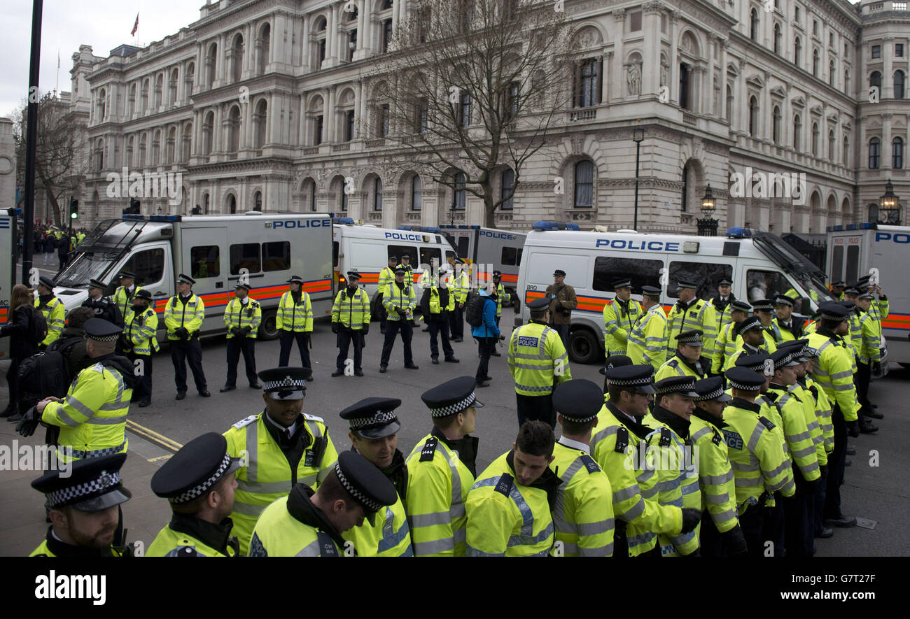 Les partisans de l'offense britannique du mouvement anti-islamique Pegida tiennent une manifestation à Whitehall, Londres. Banque D'Images