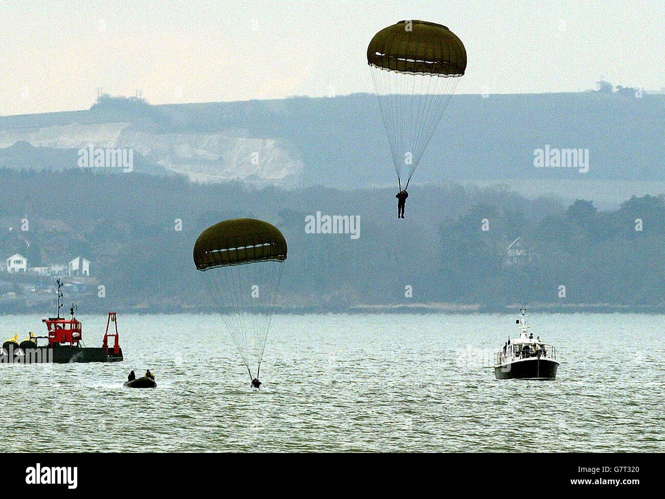 Deux membres du groupe d'assistance au parachutisme sous-marin de 26 hommes de la Royal Navy se rendent dans la mer au large de Lee sur Solent, dans le Hampshire, dans le cadre d'une reprise d'une mission de sauvetage vers un sous-marin frappé.L'unité qui est en service depuis 1967 est prête à réagir à six heures de préavis, 365 jours par an à n'importe où dans le monde. Banque D'Images