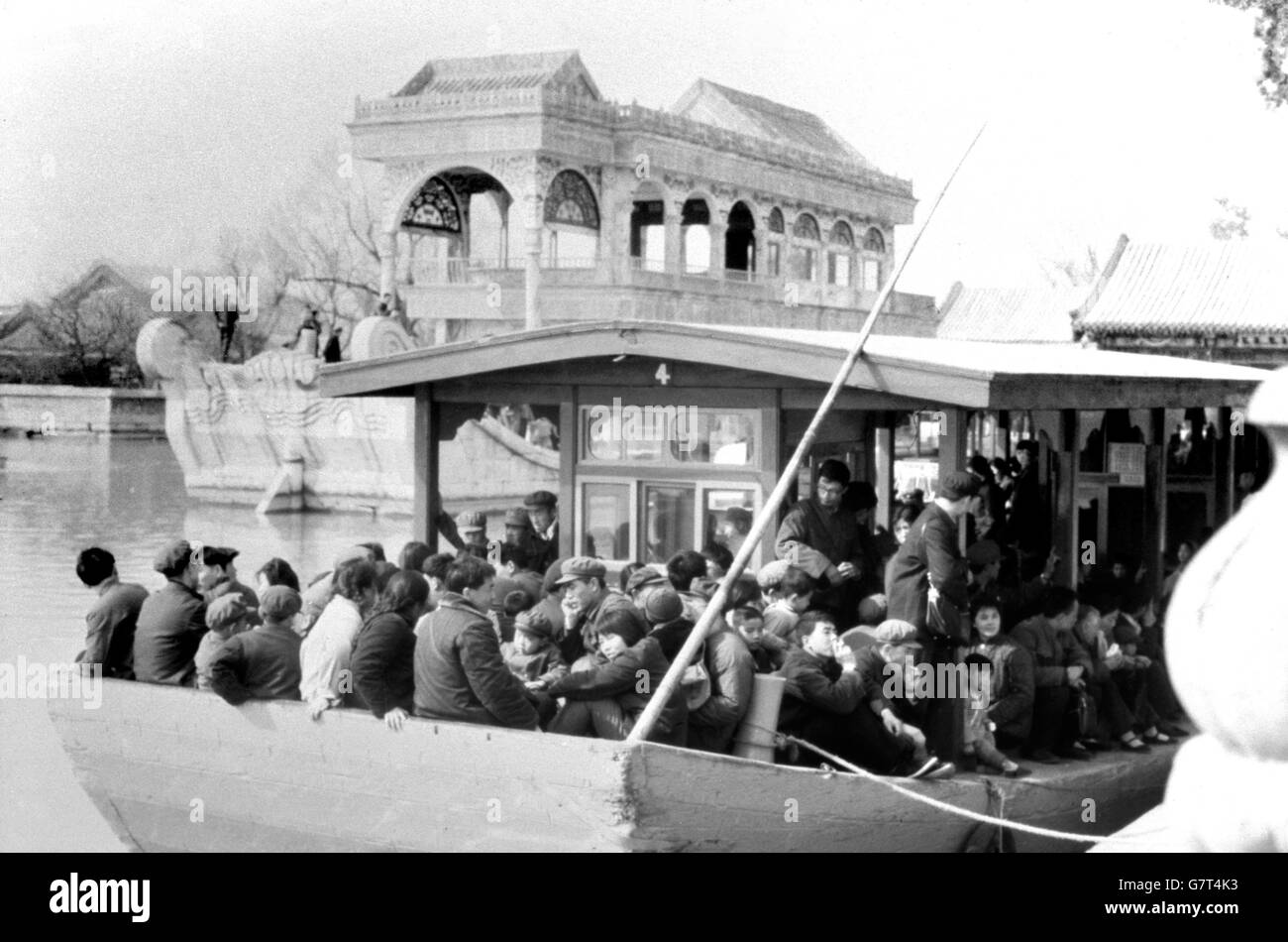 Faire du bateau sur le lac Summer Palace est un lieu de détente préféré pour les résidents de Pékin le dimanche. En arrière-plan est le bateau de marbre construit pour l'Empress dowager de fonds de la Marine vers la fin du siècle dernier. Banque D'Images