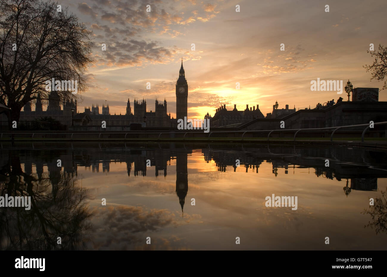 Le soleil se couche derrière les chambres du Parlement de Londres, alors que certaines parties du Royaume-Uni ont connu le jour le plus chaud de l'année jusqu'à présent. Banque D'Images