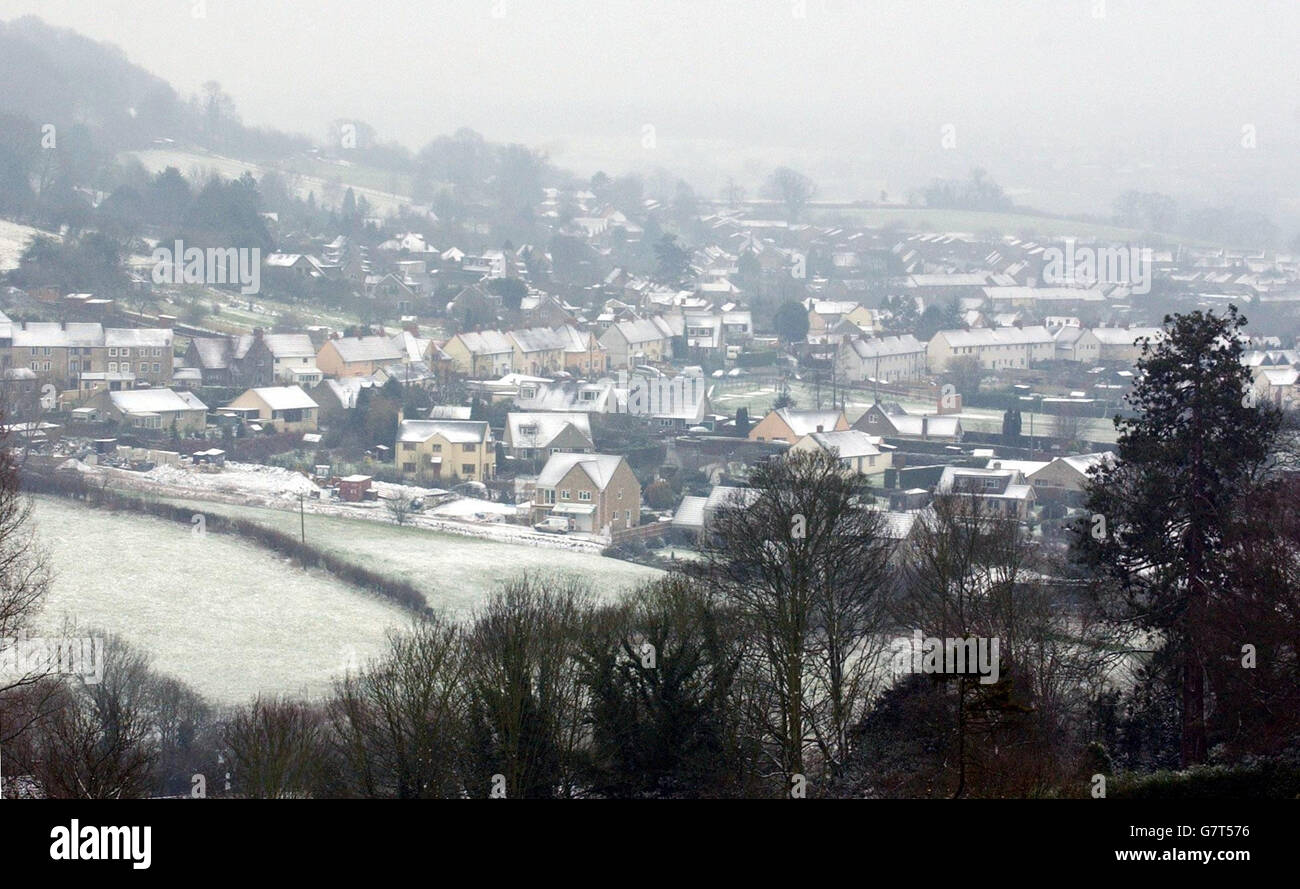 Un dépoussiérage de neige couvrant le Wotton-under-Edge, alors que le mauvais temps persiste dans tout le comté.De la neige abondante est tombée sur certaines parties de la Grande-Bretagne pendant la nuit, alors que la crise froide du pays est entrée dans sa phase la plus amère. Banque D'Images