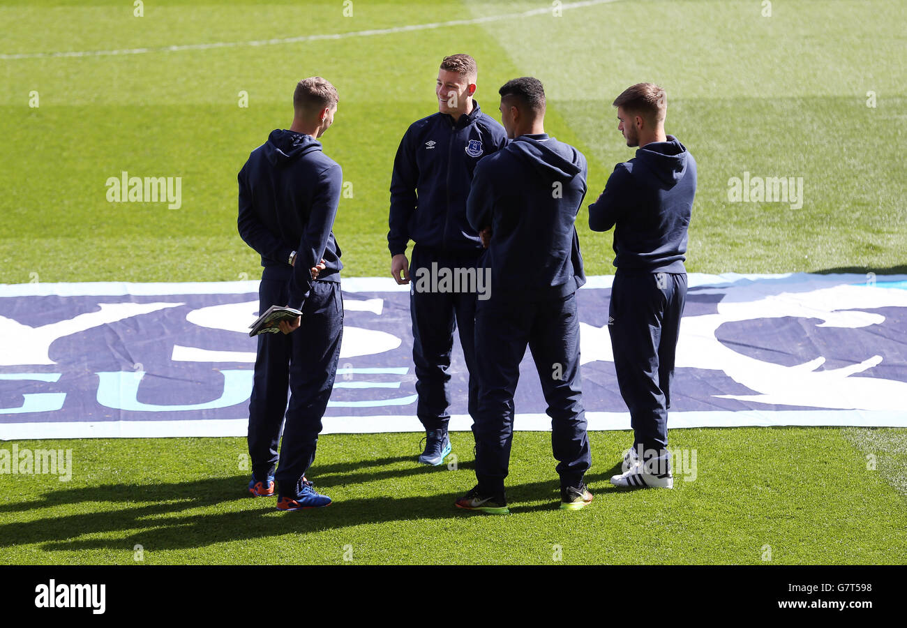 (G-D) les joueurs d'Everton John Stones, Ross Barkley, Tyias Browning et Luke Garbutt inspectent le terrain avant le match Barclays Premiership à Swansea Banque D'Images