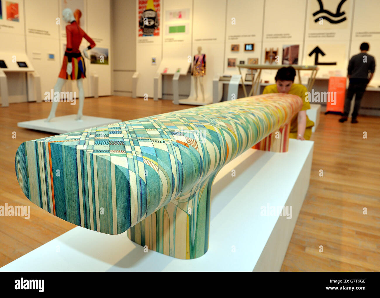 Une femme étudie un siège en mosaïque teint en bois, qui est l'un des 76 projets nominés pour le Design de l'année 2015, allant du mobilier du futur aux vêtements et voitures, exposés au Design Museum, Londres. Banque D'Images