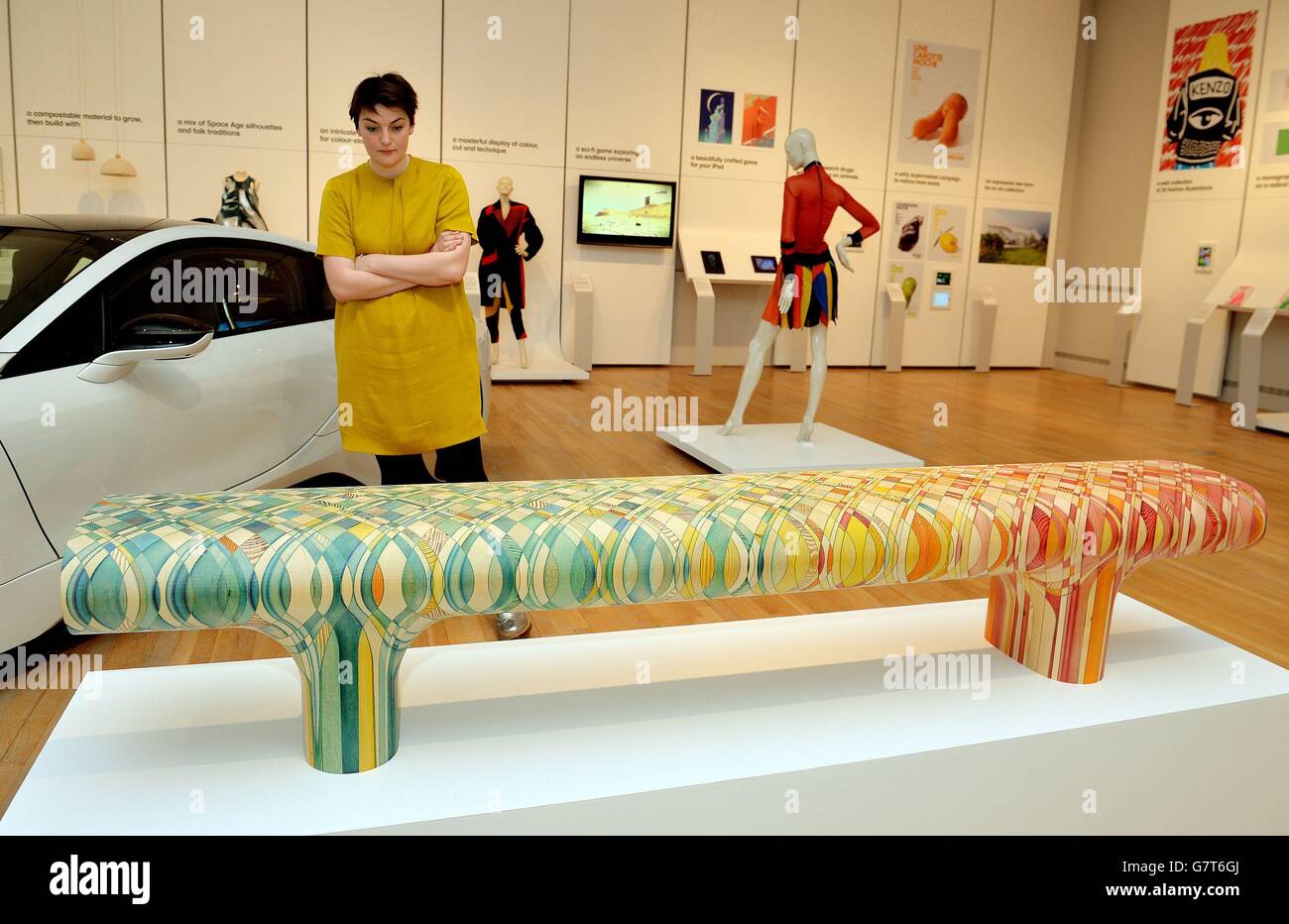 Une femme étudie un siège en mosaïque teint en bois, qui est l'un des 76 projets nominés pour le Design de l'année 2015, allant du mobilier du futur aux vêtements et voitures, exposés au Design Museum, Londres. Banque D'Images