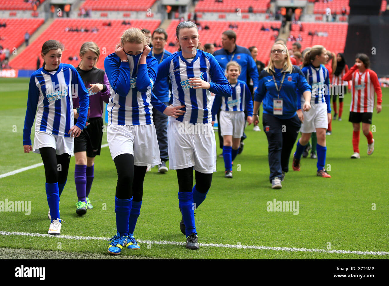 Northfield School & Sports College représentant Hartlepool sont abandonnés Après la finale de la coupe pour filles de la Kinder+Sport football League Banque D'Images