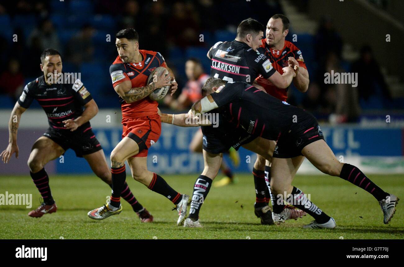 La poursuite Rangi de Salford Red Devils est abordée par Widnes Vikings Gil Dudson, lors du premier match de Super League Utility au stade AJ Bell, Eccles. Banque D'Images