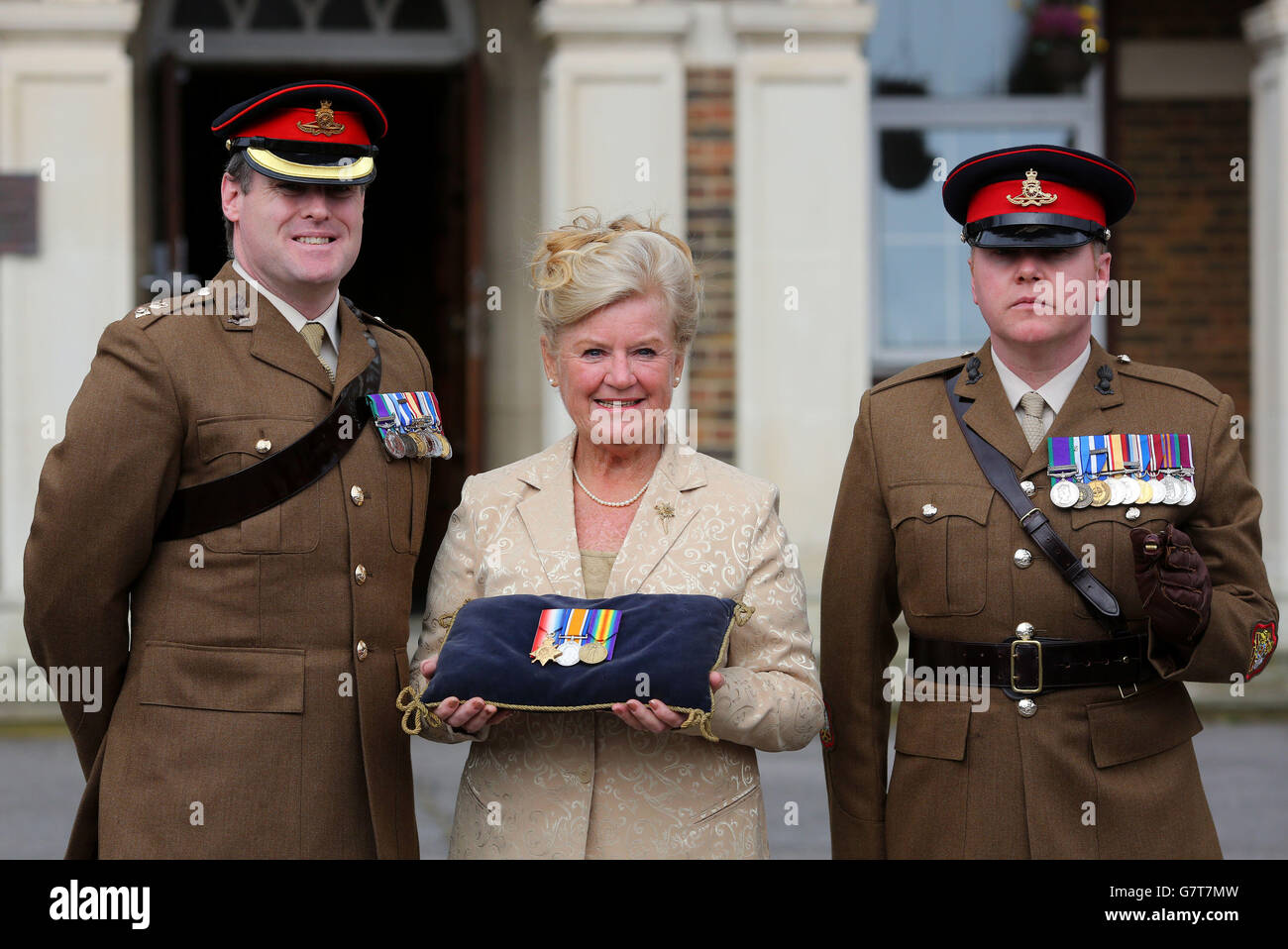 Jenny Hicklin, le parent vivant le plus proche du capitaine Joseph Ferguson, pose avec ses médailles de la première Guerre mondiale après qu'elles lui ont été présentées par James Mardlin (à gauche) commandant du 16e Régiment, Royal Artillery et RSM James Kennaugh (à droite) à Baker Barracks dans le Hampshire. Banque D'Images