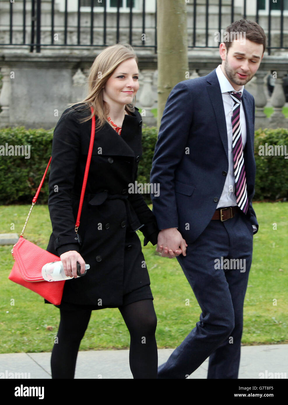 Daniel et Amy McArthur d'Ashers Bakery arrivent au tribunal de Laganside à Belfast, alors que la Commission pour l'égalité en Irlande du Nord soutient une action en justice contre la boulangerie chrétienne familiale au nom du militant des droits gays Gareth Lee, Dont l'ordre d'un gâteau avec une image des marionnettes de la rue Sesame Bert et Ernie au-dessous de la devise 'Support gay Marriage' a été refusé. Banque D'Images