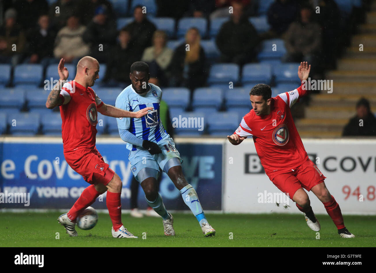 Football - Sky Bet League One - Coventry City / Leyton Orient - Ricoh Arena.Frank Nouble (à gauche) de Coventry City et Mathieu Baudry de Leyton Orient se battent pour le ballon Banque D'Images