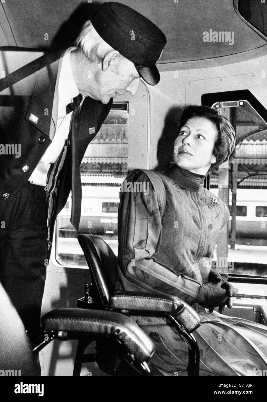 La Princesse Royale s'entretient avec Raymond Headon, pilote de la toute nouvelle locomotive Inter-City 125 de British Rail, qu'elle a nommée « la compagnie Worshipful de Carmen » à la gare de Paddington, Londres.La princesse a ensuite voyagé dans la cabine du conducteur avec M. Headon jusqu'à Reading. Banque D'Images