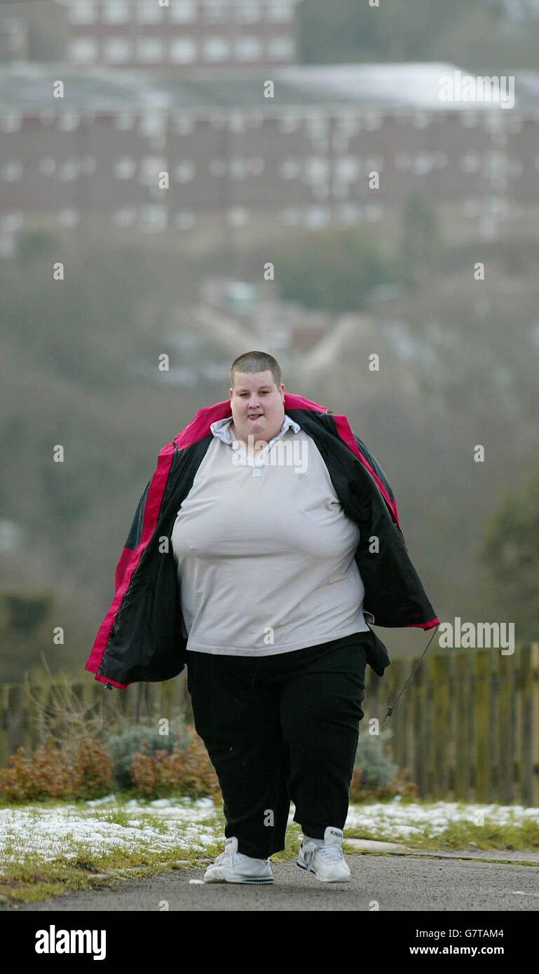 Chris Leppard, 31 ans, en 23 pierres, se promène après son retour à la clinique Eastbourne hier soir après avoir été sectionné dans le cadre de la loi sur la santé mentale alors qu'il souffre d'une maladie alimentaire incurable syndrome de Prader-Willi,ce qui signifie qu'il ne peut pas dire quand son estomac est plein et pourrait manger tellement qu'il le tuera. Banque D'Images