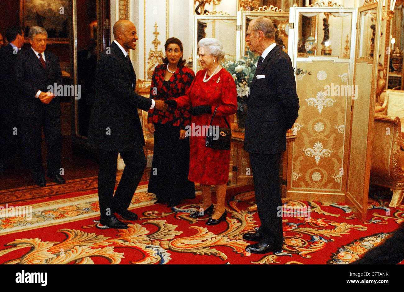 Frank Fredericks de Namibie est accueilli par la reine Elizabeth II de Grande-Bretagne et le duc d'Édimbourg dans la salle du dessin blanc. Banque D'Images