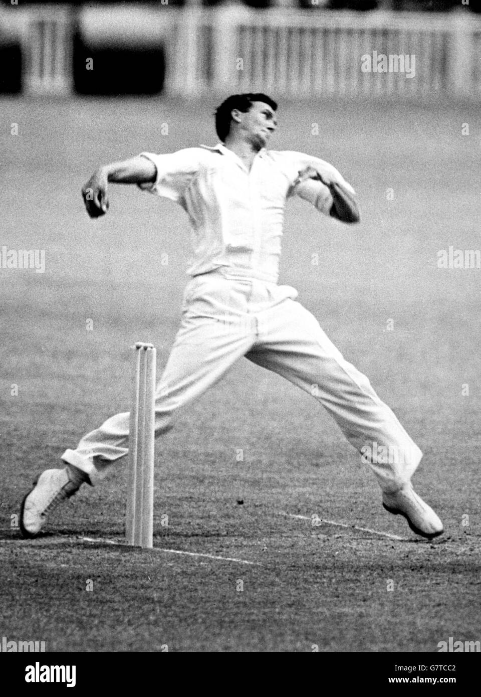 Une nouvelle photo d'action de l'australienne spin Bowler Richie Benaud, qui a 25 ans et a fait ses débuts en 1948-49 et a joué son premier Test match contre les Antilles en 1951-52. Banque D'Images