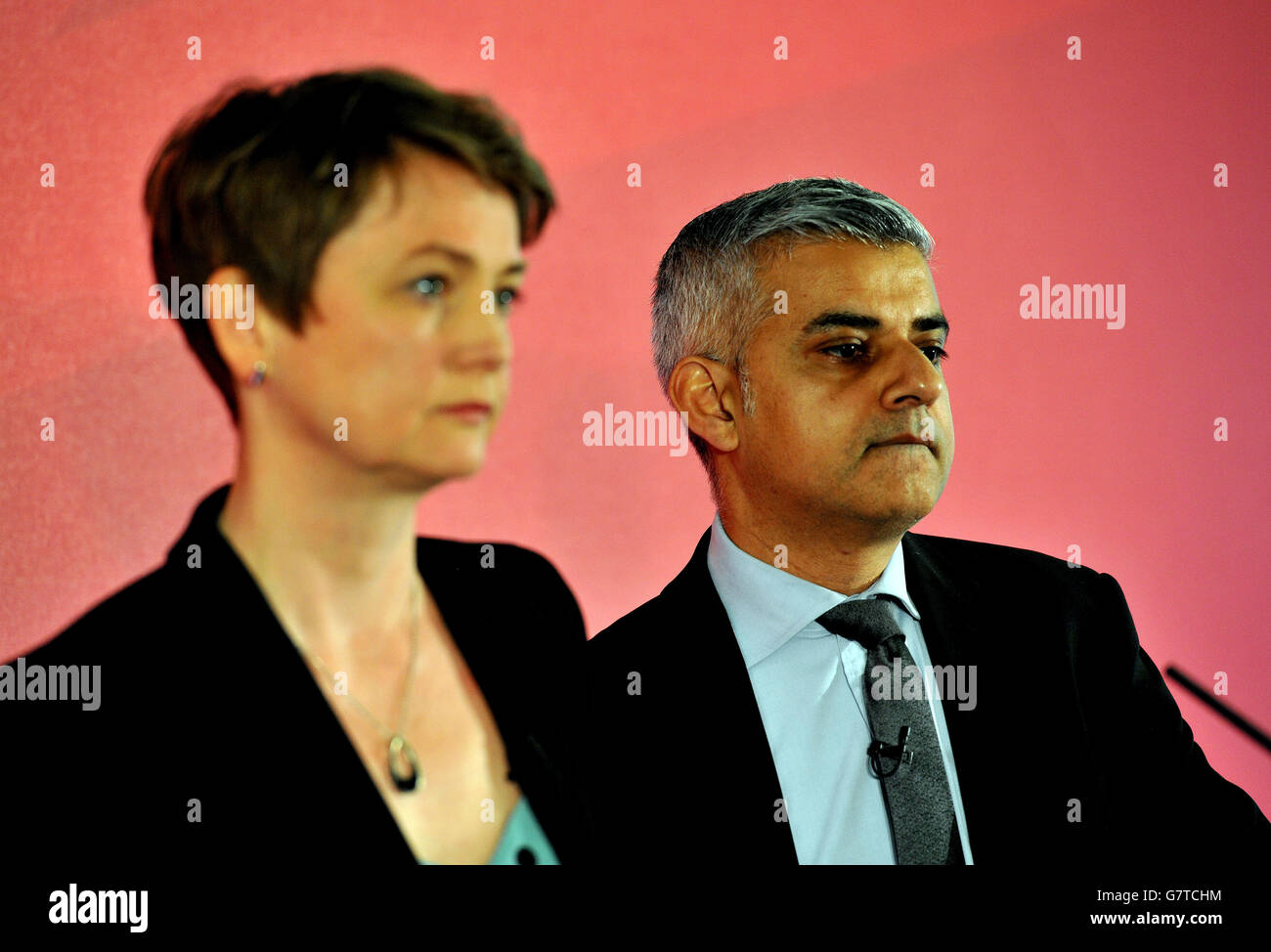 Le Secrétaire d'État adjoint à la Justice Sadiq Khan et la Secrétaire d'État adjointe à l'intérieur de Shadow Yvette Cooper lors du lancement du manifeste travailliste crime & Justice dans le centre de Londres. Banque D'Images