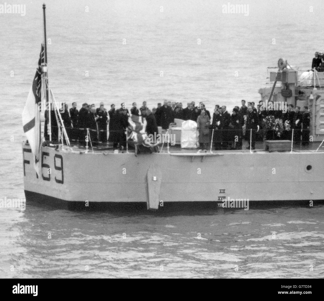 Jusqu'au petit village des pipes de Bosun sonné par une partie navale, le cercueil de la comtesse Mountbatten de Birmanie est jeté dans la mer à six miles au sud de la tour NAB depuis le quart-pont du frégate HMS wakful après avoir été sorti de Portsmouth. Le service de sépulture a été dirigé par l'archevêque de Canterbury, le Dr Geoffrey Fisher. Les bourreurs comprenaient Earl Mountbatten et ses deux filles, le duc d'Édimbourg et la mère du duc, la princesse Andrew de Grèce. Banque D'Images