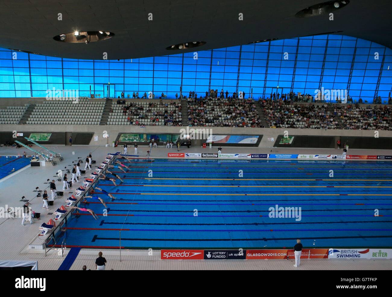 Les concurrents se mettent à l'honneur pour le lancement d'une chaleur freestyle féminine de 400 m lors des championnats de natation britanniques au London Aquatics Centre, à Londres. Banque D'Images