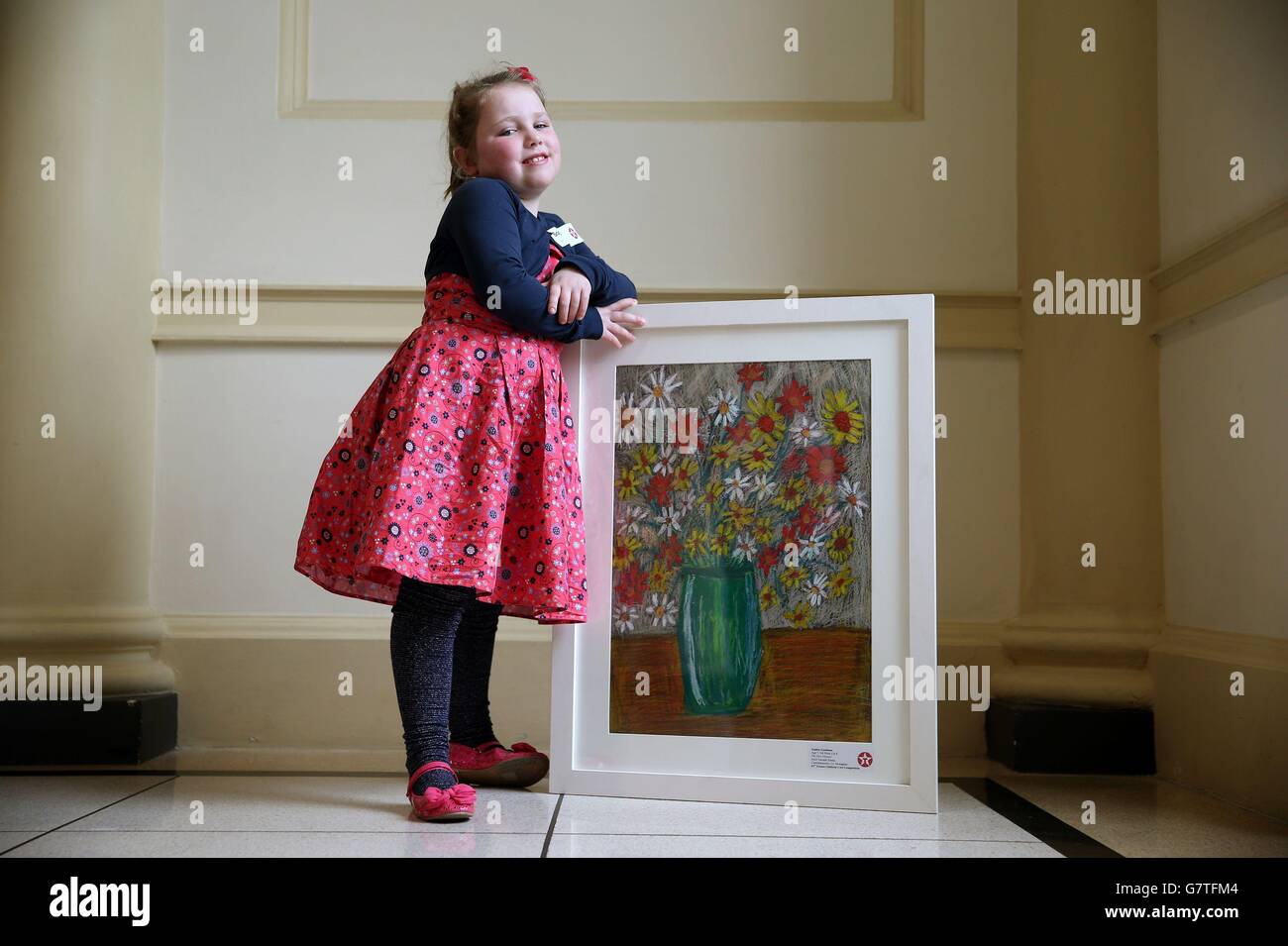 Sophia Goodman, Seven, de Co. Monaghan, se tient à côté de son œuvre "les fleurs de Nice" qui a remporté son 3e prix dans la catégorie E, dans le 61e Texaco Children's Art Competition, lors d'une réception à Dublin City Gallery The Hugh Lane, Dublin. Banque D'Images