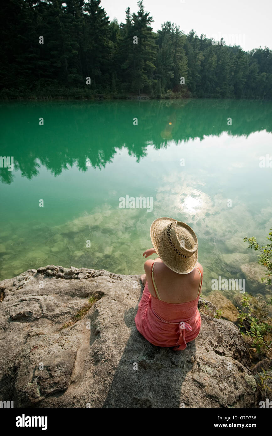 Les femmes assises par Lac Rose dans le parc de la Gatineau Banque D'Images